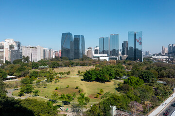 Bela vista aérea de área verde em parque urbano de São Paulo.