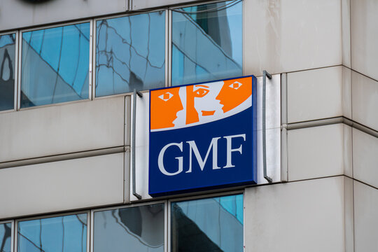 Paris, France - 30 octobre 2022: Enseigne avec le logo de la Garantie Mutuelle des Fonctionnaires (GMF), entreprise fran&ccedil;aise du secteur de l'assurance
