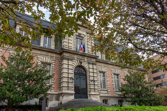 Paris, France - 30 octobre 2022: Façade du bâtiment historique de l'Institut Pasteur, fondation française privée dédiée à l'étude de la biologie, des micro-organismes, des maladies et des vaccins