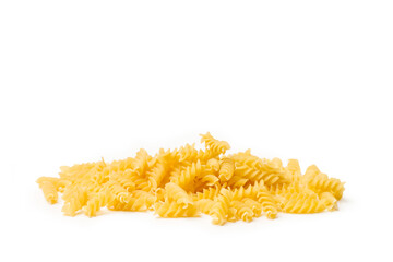 Pasta Fusilli seca sobre un fondo blanco liso y aislado. Vista de frente y de cerca. Copy space