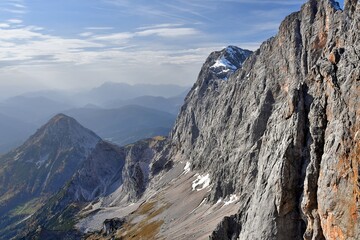 Skalna ściana widoczna z wiszącego mostu na lodowcu Dachstein (Austria) © Lancan
