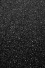 光が反射する舗装された道