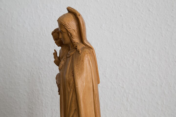 Maria und Jesuskind stehend auf Weltkugel Segensgestus