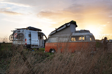 Fototapeta premium Camper at sunset in the cliffs