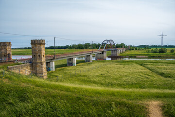 Eisenbahnbrücke über die Eöbe bei Torgau an einem trüben Tag im Frühling.