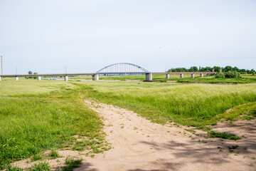 Fototapeta na wymiar Eisenbahnbrücke über die Eöbe bei Torgau an einem trüben Tag im Frühling.