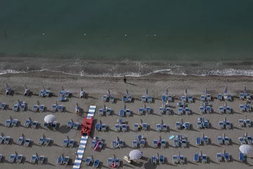 Foto auf Alu-Dibond Strand von Positano, Amalfiküste, Italien View of umbrellas, beach and sea. The Italian summer begins. Costiera Amalfitana, near Naples, Rome, Italy Europe. Holiday Begin