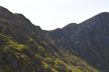 Obraz premium a view looing down in the crater of Cadair Idris with a mountain view behind it