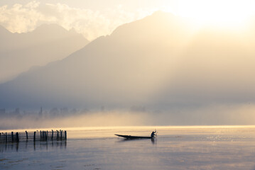 Fototapeta premium Early morning sunrise view at Dal Lake Srinagar