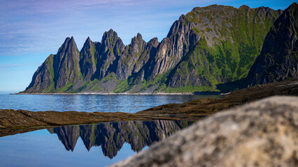 blick von tungeneset auf die mächtigen berge, die sich im wasser spiegeln, norwegen, die insel senja und ihre atemberaubenden fjorde