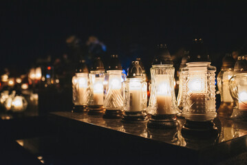 Wszystkich świętych, święto wszystkich świętych, cmentarz, cmentarz nocą, znicze, znicz © Agnieszka