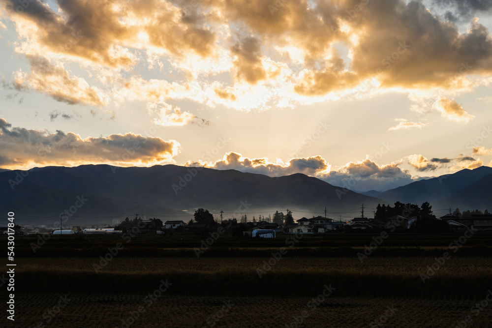 Sticker 光芒が射す夕方の山岳風景　