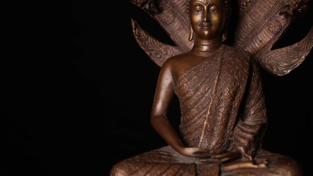 Naga Buddhafigur - meditierender Buddha unter dem Schutz von Mucalinda - buddhistische Kunst