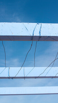Estructura de toldo pintada de azul y cielo azul