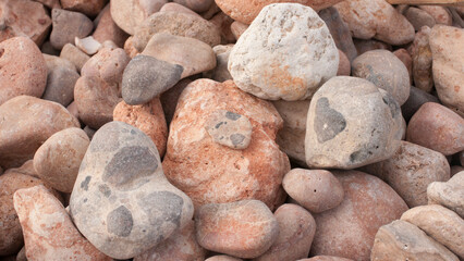 Suelo de piedras en costa