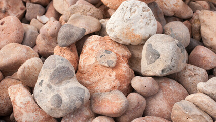 Suelo de piedras en costa