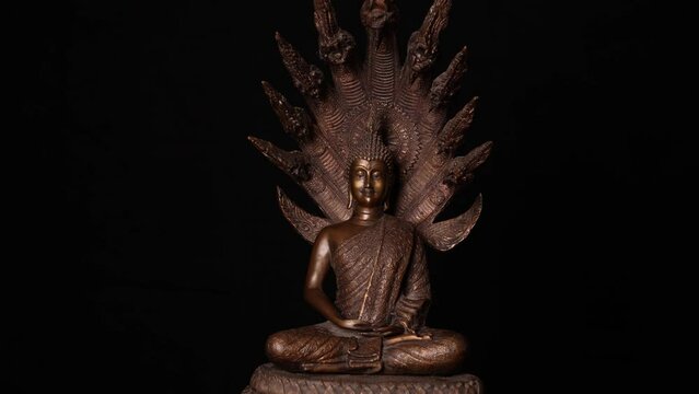 Naga Buddhafigur - meditierender Buddha unter dem Schutz von Mucalinda - buddhistische Kunst