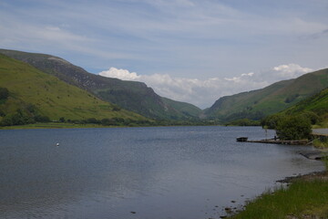 Obraz premium a view of tal-y-llyn lake looking over to the valley in the background