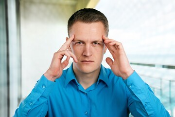 Man feels pain in head, health problem