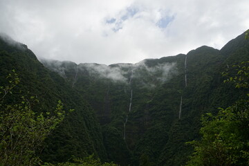 Obraz premium waterfalls and clouds over the mountains on the tropical island of La Réunion, France