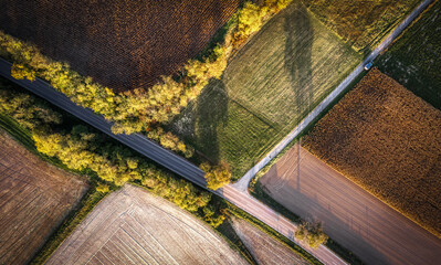 Strasse von oben bei Sonnenuntergang mit Schatten