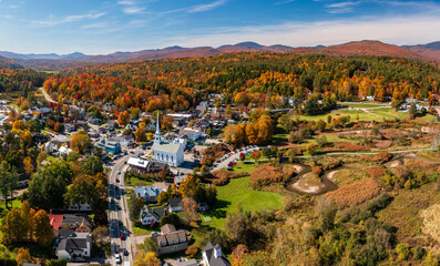 Panoramic aerial view of the town of Stowe in Vermont in the fall - obrazy, fototapety, plakaty