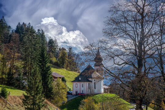 Kirche Maria Gern in dunklen Wolken, Berchtesgaden