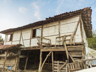 Fototapeta na wymiar abandoned house in the village, old abandoned house