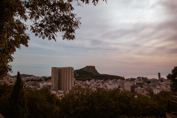 Panorámica del paisaje marítimo de la ciudad de Alicante con el tardecer en lo alto del Castillo...