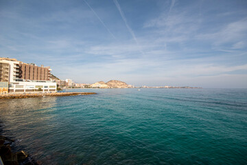 Panorámica del paisaje marítimo de la ciudad de Alicante con la vista del Castillo de Santa...
