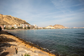 Panorámica del paisaje marítimo de la ciudad de Alicante con su playa bajo un cielo azul con...