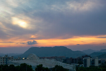 Panorámica de un paisaje de la ciudad de Alicante con su playa bajo un cielo al atardecer con...