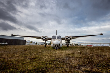Oud vliegtuig op het vliegveld in Chili, Zuid-Amerika. Castro hoofdstad van het eiland Chiloe