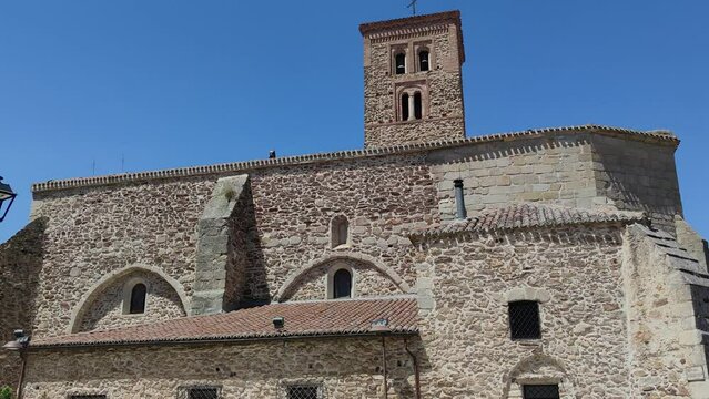 Fachada exterior de la iglesia estilo g&oacute;tico y mud&eacute;jar del siglo XIV de santa Mar&iacute;a del castillo en la villa de Buitrago de Lozoya, Espa&ntilde;a