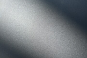 Fondo abstracto con suave degradado de luz en tonos grises y plata, con acabado metalizado