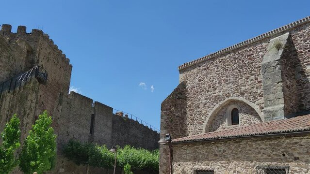 Murallas medievales e iglesia mud&eacute;jar siglo XIV de santa Mar&iacute;a del castillo en Buitrago de Lozoya, Espa&ntilde;a