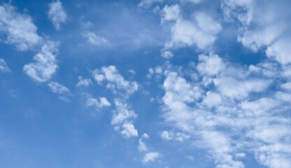 Fondo natural con detalle de multitud de nubes sobre fondo de cielo azul intenso