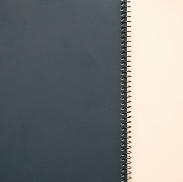 Fondo con detalle y textura de libretas de espiral en tonos blancos y azul