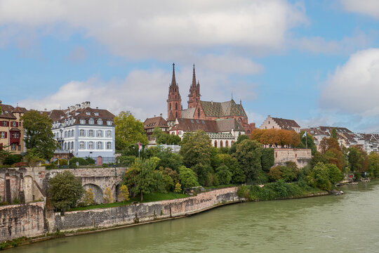 View of the cathedral of Basilea in Suiza from the river Rio.