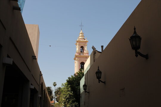 Salta, Argentina: Torre campanario de la principal catedral de la provincia de Salta. Lugar turístico y famoso por la historia del milagro ubicada en el centro de la ciudad.
