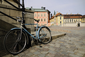 Fototapeta na wymiar Vieux vélo bleu sur l’île de Riddarholmen, Gamla Stan, Stockholm, Suède