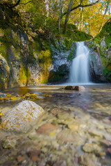 Fototapeta na wymiar Fließender Wasserfall in einer Langzeitbelichtung im Herbst im Schwarzwald