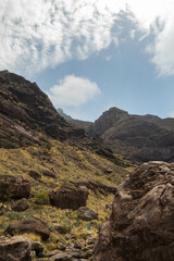 Paisaje de las Islas Canarias en medio de la naturaleza con una cascada famosa en sus montañas