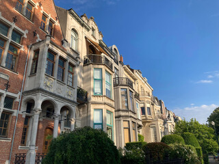Schöne alte Gebäudefassaden an einem sonnigen Tag in Ixelles, Brüssel, Belgien	