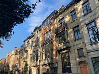 Schöne alte Gebäudefassaden an einem sonnigen Tag in Ixelles, Brüssel, Belgien	