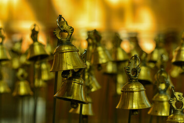 Goldene Metallglocken im Oude Kerk, Amsterdam