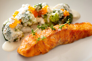Salmon teriyaki and vegetable in bowl