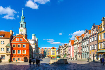 Fototapeta premium Picturesque cityscape of Poznan Market Square with historic Town Hall and Fountain of Apollo surrounded by colorful townhouses in spring day, Poland
