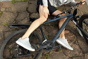 Obraz premium Man fallen off his bicycle outdoors, closeup