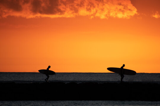 Surfer Revenant De La Plage